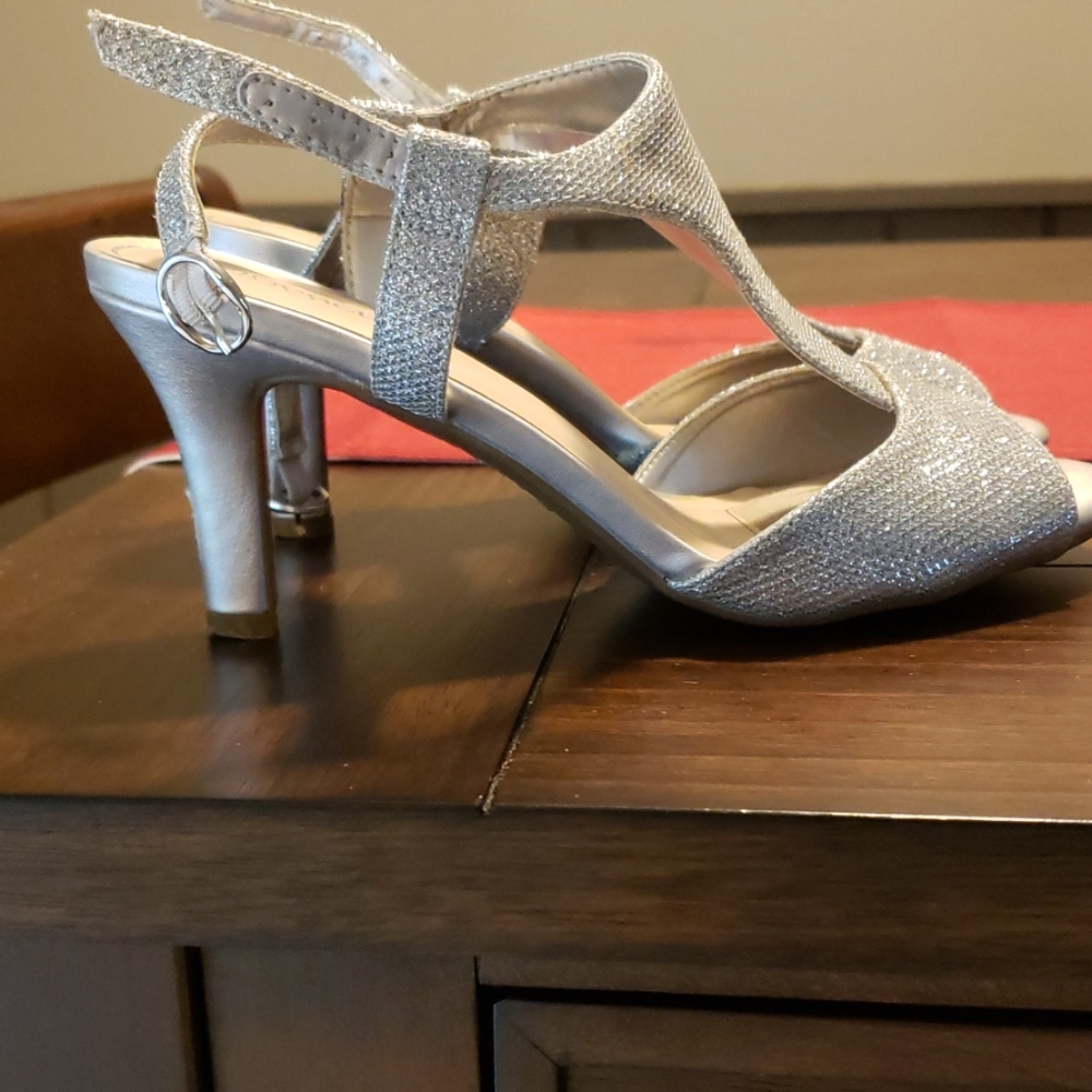 Heels - Picture 3 of 3
